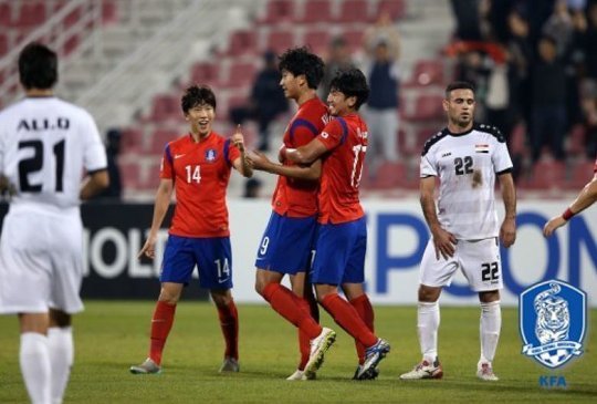 올림픽축구대표팀의 공격수 김현(가운데)이 20일(한국시간) 카타르 도하 그랜드 하마드 스타디움에서 열린 이라크와의 2016 AFC U-23 챔피언십 조별리그 3차전에서 선제골을 터트린 뒤 동료들과 기쁨을 나누고 있다. 사진제공｜ 대한축구협회