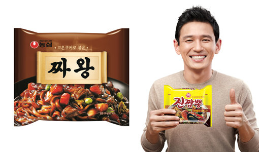농심 ‘짜왕’-오뚜기 ‘진짬뽕’(오른쪽)