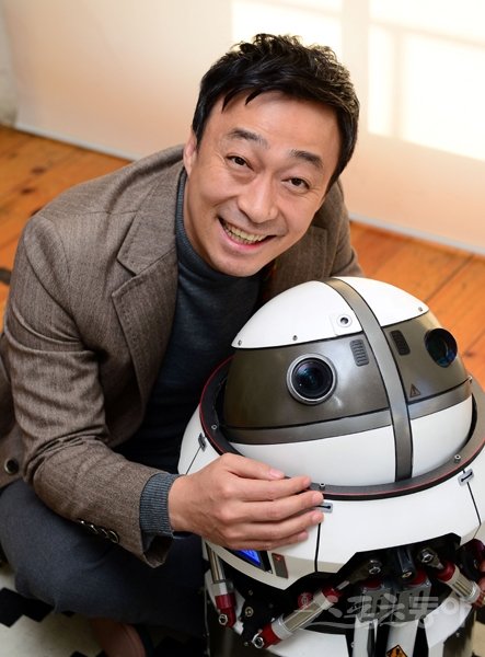 배우 이성민은 영화 ‘로봇, 소리’로 다시 관객을 만난다. 지난해 드라마 ‘미생’이 가져다준 인기가 여전히 어색하지만 “덤덤할 수 있는” 법을 알고 있었다. 스포츠동아DB