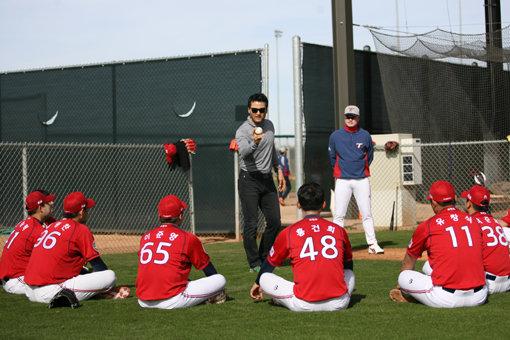 한국인 최초의 메이저리거 박찬호가 KIA의 애리조나 스프링캠프를 찾아 투수들을 위한 1일도우미로 나섰다. KIA의 젊은 투수들이 박찬호의 경험담을 경청하고 있다. 사진제공｜KIA 타이거즈