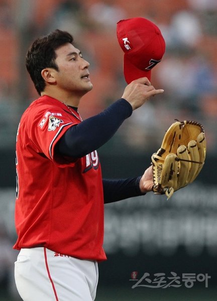 KIA 서재응은 28일 “후배들에게 더 많은 기회를 부여하는 것이 좋겠다고 생각했다”며 은퇴를 공식 선언했다. 서재응은 메이저리그 통산 28승40패, 방어율 4.60을 올린 뒤 2007년 12월 KIA에 입단해 지난해까지 KBO리그 통산 42승48패4홀드2세이브, 방어율 4.30을 기록했다. 스포츠동아DB