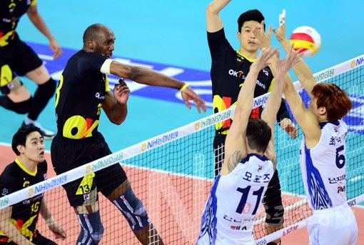 OK저축은행 시몬(왼쪽)이 31일 인천 계양체육관에서 벌어진 대한항공과의 5라운드 원정경기 도중 상대 블로커를 피해 공격을 시도하고 있다. 인천|김민성 기자 marineboy@donga.com