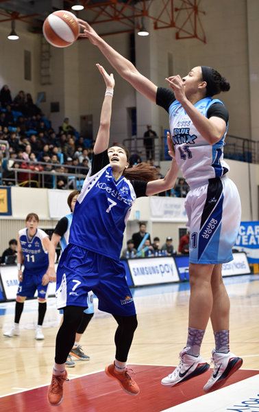 삼성생명을 3연승으로 이끈 일등공신은 외국인선수 키아 스톡스(오른쪽)다. 스톡스는 31일 구리체육관에서 벌어진 KDB생명과의 원정경기에서 블록슛 8개로 맹활약했다. 사진제공|WKBL