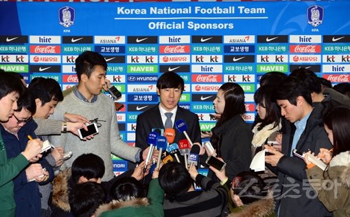 세계 최초로 8회 연속 올림픽 본선 진출에 성공했으나 한·일전 패배로 아쉬움을 맛본 올림픽대표팀 신태용 감독이 31일 인천국제공항에서 귀국 직후 취재진과 인터뷰를 하고 있다. 인천국제공항｜김진환 기자 kwangshin00@donga.com