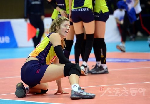 족저근막염으로 흥국생명의 시즌 운명을 가름할 5라운드 중요 경기에 나서지 못하고 있는 테일러. 힘들게 시즌을 꾸려가던 팀에 찾아온 불운은 완벽하지 못했던 외국인선수 트라이아웃제도의 허점을 보여준다. 과연 흥국생명은 어떤 해법을 찾아낼까. 스포츠동아DB