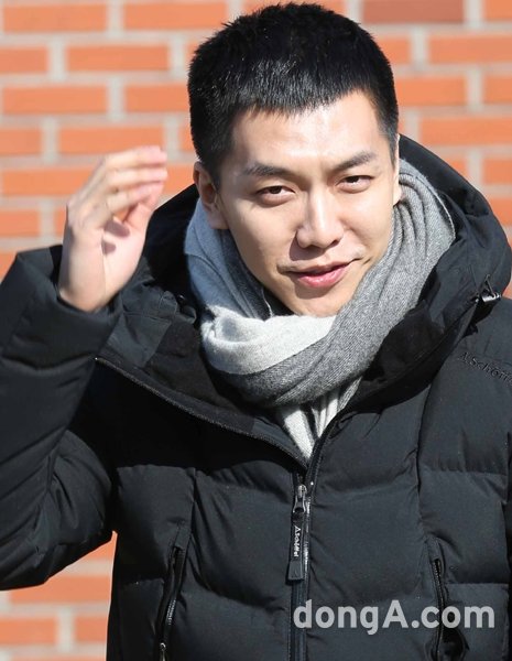 가수 이승기가 1일 오후 충남 논산훈련소 앞에서 입대를 앞두고 팬들에게 인사를 하고 있다. 논산|동아닷컴 국경원 기자 onecut@donga.com