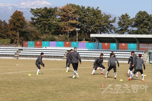 옌볜 선수단이 10일 제주도 서귀포시민운동장에서 진행된 훈련에서 가벼운 볼터치로 몸을 풀고 있다. 서귀포｜남장현 기자 yoshike3@donga.com