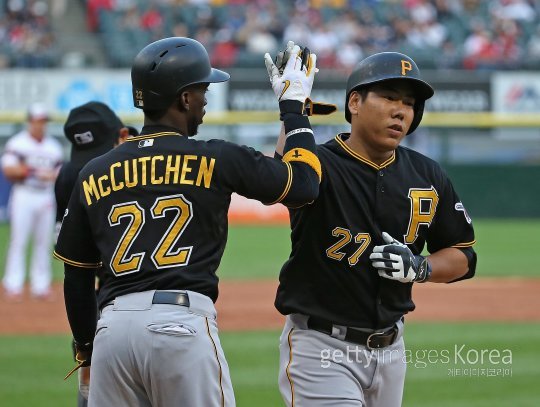 앤드류 맥커친(좌), 강정호(우). ⓒGettyimages멀티비츠