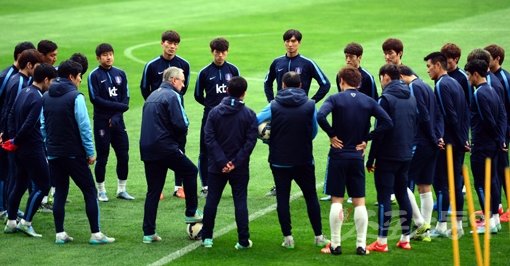 축구국가대표팀 울리 슈틸리케 감독(아랫줄 왼쪽 4번째)의 바람이 이뤄졌다. 대한축구협회가 추진 중인 2016 유럽선수권대회 본선 진출팀과의 평가전이 성사단계에 이른 것으로 알려졌다. 스포츠동아DB