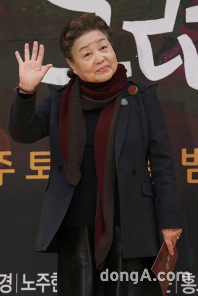 배우 강부자가 11일 오후 서울 양천구 목동 SBS에서 열린 새주말극 ‘그래 그런거야’ 제작발표회에서 포토타임을 하고 있다. 동아닷컴 국경원 기자 onecut@donga.com