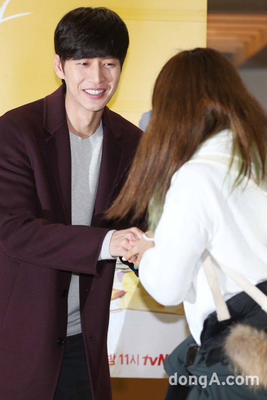 박해진, 따뜻한 손인사