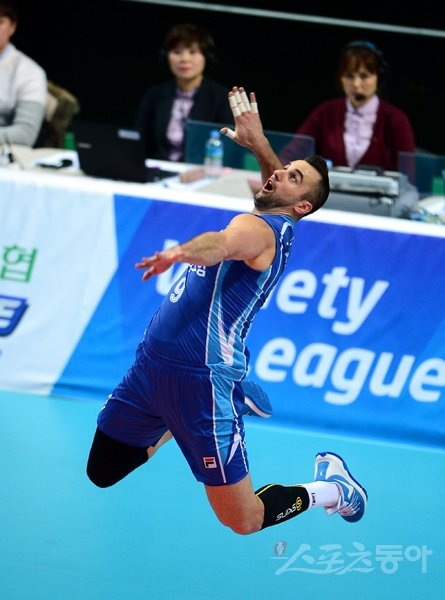 삼성화재 외국인선수 그로저는 가공할 서브로 V리그의 새 역사를 써내려가고 있다. 그러나 최근의 공격 성공률 저하와 신경질적 태도는 우려를 자아내고 있다. 스포츠동아DB