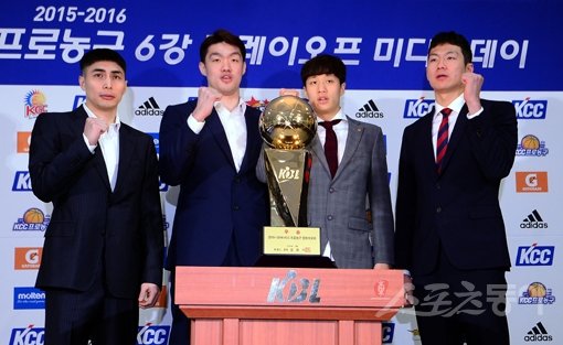 주희정(삼성), 이승현(오리온), 허웅(동부), 이정현(KGC·맨 왼쪽부터)이 23일 서울 강남구 논현동 KBL센터에서 열린 2015~2016 KCC프로농구 6강 플레이오프 미디어데이에서 선전을 다짐하고 있다. 김종원 기자 won@donga.com