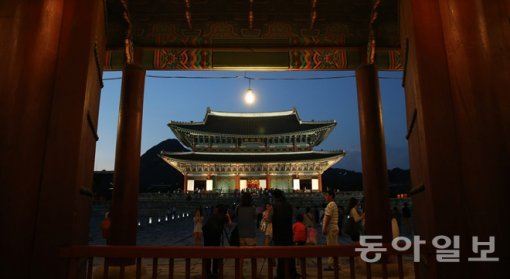 사진=고궁 야간개장 예매. 동아일보DB