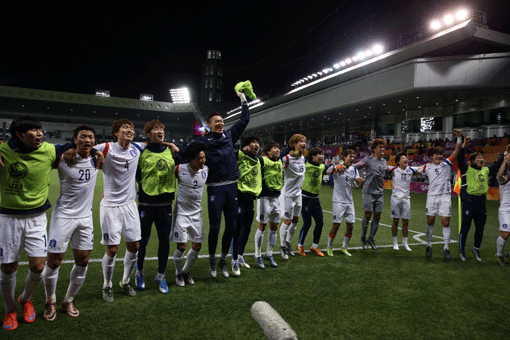 한국올림픽축구대표팀은 세계 최초 8회 연속 올림픽 본선 진출이라는 금자탑을 쌓았지만 4년 전 런던올림픽 동메달의 영광을 재현하기 위해서는 보완해야할 점도 적지 않다. 지난 1월 카타르에서 열린 2016리우데자네이루올림픽 최종예선 겸 2016 AFC U-23 챔피언십 준결승에서 카타르에 승리를 거두고 본선 티켓을 확보한 뒤 환호하고 있는 올림픽대표팀. 사진제공｜대한축구협회