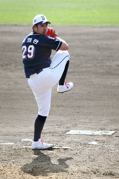 두산 유희관이 24일 일본 미야자키 아이비스타디움에서 열린 일본프로야구 우승팀 소프트뱅크전에 선발등판해 공을 던지고 있다. ‘한·일 챔피언’ 맞대결로 주목 받은 이날 경기에서 유희관은 ‘느림의 미학’으로 소프트뱅크 강타선을 희롱했다. 사진제공|두산 베어스