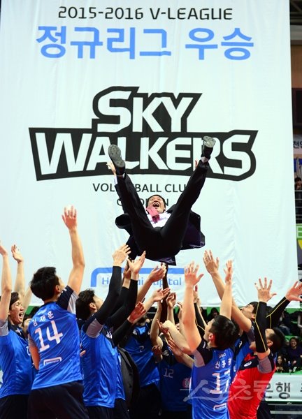 현대캐피탈 선수들이 25일 안산 상록수체육관에서 OK저축은행에 승리해 정규리그 우승을 확정한 뒤 최태웅 감독을 헹가래치고 있다. 최 감독의 다리 모양이 V자를 그리고 있어 흥미롭다. 최 감독은 V리그 사상 처음으로 감독 데뷔 시즌 정규리그에서 우승했고, V리그 선수출신 최초와 최연소 우승 감독 기록도 다시 세웠다. 안산|김민성 기자 marineboy@donga.com