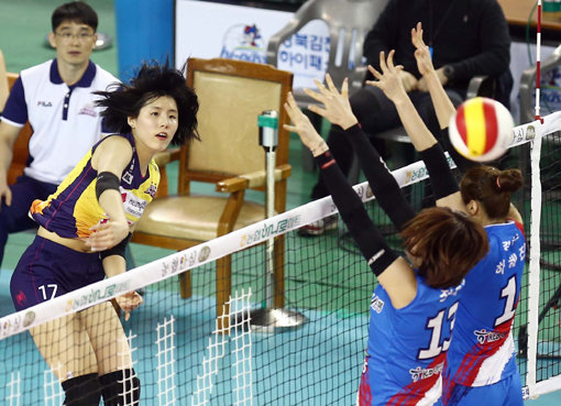 흥국생명 이재영이 29일 김천 실내체육관에서 열린 도로공사전에서 상대 블로킹을 뚫고 스파이크를 날리고 있다. 이재영은 이날 28득점으로 팀의 승리를 이끌었다. 사진제공|흥국생명 여자배구단