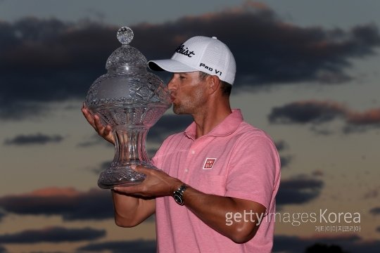 애덤 스콧이 29일(한국시간) 미국 플로리다 주 팜비치가든스 PGA 내셔널골프장에서 열린 미 PGA투어 혼다클래식에서 1년9개월 만에 우승했다. 시상식 후 우승트로피에 입을 맞추고 있는 스콧. 사진=ⓒGettyimages멀티비츠