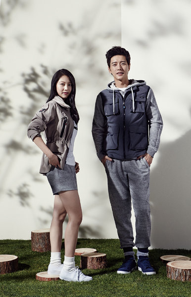 애슬레저룩이 인기를 끌면서 ‘백수패션’의 대명사처럼 여겨졌던 트레이닝복의 몸값이 쑥쑥 올라가고 있다. 아웃도어 브랜드들도 봄철을 맞아 기능성과 활용도가 높은 트레이닝복 제품을 잇달아 내놨다. 베어트렉 트레이닝 웨어를 입은 센터폴의 전속모델 박해진(오른쪽)과 공승연. 사진제공|센터폴