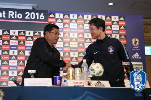 한국여자대표팀 윤덕여 감독(오른쪽)과 북한여자대표팀 김광민 감독. 사진제공|대한축구협회