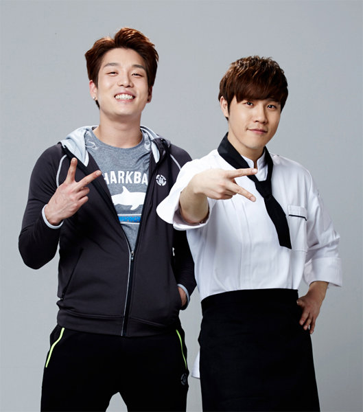 2AM, 에이트와 옴므로 ‘따로 또 같이’ 활동을 하고 있는 이창민(왼쪽)과 이현이 뮤지컬 로맨틱 머슬에서 노래뿐만 아니라 연기로도 호흡을 맞춘다. ‘로맨틱한 머슬’을 만들기 위해 여념이 없는 두 사람은 “공연 중 눈을 떼기 힘들 것”이라며 자신감을 드러냈다. 사진제공|링크컴퍼니앤서울