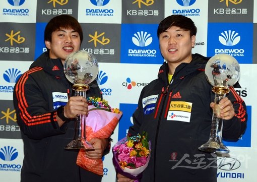 세계를 제패한 봅슬레이 2인승의 서영우-원윤종(왼쪽부터)이 1일 인천국제공항을 통해 귀국한 뒤 트로피를 들고 미소 짓고 있다. 이들이 꾸준한 성적을 내기 위해선 꾸준한 관심과 지원이 필요하다. 스포츠동아DB