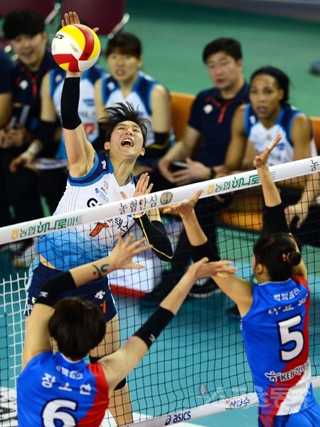 GS칼텍스 이소영(위)이 3일 김천체육관에서 벌어진 도로공사와의 원정경기 도중 블로킹 위로 스파이크를 시도하고 있다. 김천｜김진환 기자 kwangshin00@donga.com