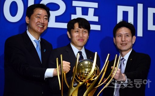 7일 서울 여의도 63빌딩 사이프레스룸에서 열린 여자프로농구 플레이오프 미디어데이에서 KEB하나은행 박종천, 우리은행 위성우, KB스타즈 서동철 감독(왼쪽부터)이 우승 트로피를 앞에 두고 활짝 웃고 있다. 김민성 기자 marineboy@donga.com