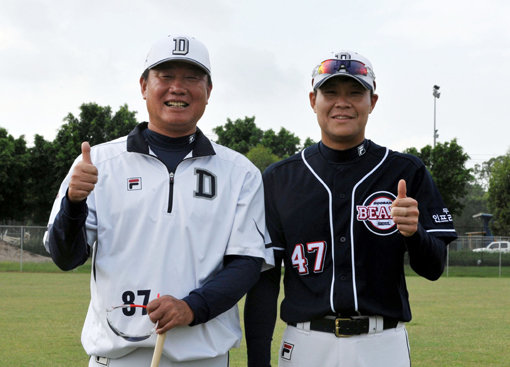 두산 박철우 타격코치(왼쪽)와 아들 박세혁은 지도자와 선수로서 한 팀에서 뛰고 있다. 이제 1군 개막전을 함께하는 것이 부자의 바람이다. 사진제공｜두산 베어스