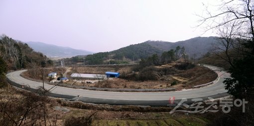 오른쪽 고흥군 동강면에서 보성군 벌교읍을 향해 굽어 내리는 뱀골재. 그 가운데 마치 분지처럼 팬 곳을 고흥군 동강면 한천리 신촌마을 강대호 이장은 “어린 시절 지나다닐 땐 숲으로 컴컴했다”면서 뱀골재에 얽힌 구전의 이야기를 떠올렸다. 스포츠동아DB