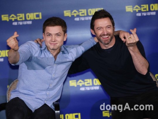 할리우드 배우 태런 에저튼(왼쪽)과 휴잭맨이 8일 오후 서울 영등포 한 멀티플렉스에서 열린 외화 ‘독수리 에디’ 관객과의 대화에 참석하해 포토타임을 하고 있다. 동아닷컴 국경원 기자 onecut@donga.com