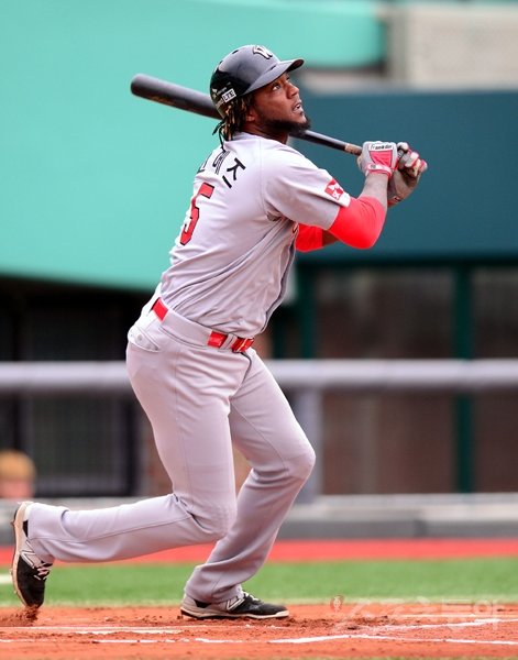 SK의 새 외국인선수 헥터 고메즈는 수비에 강점을 지닌 내야수로 알려져 있다. 그러나 8일 울산 문수구장에서 열린 롯데와의 시범경기 개막전에선 타고난 배트 스피드를 바탕으로 홈런을 신고했다. 공수에 걸쳐 SK의 복덩어리가 될 수 있을지 흥미롭다. 울산|김민성 기자 marineboy@donga.com