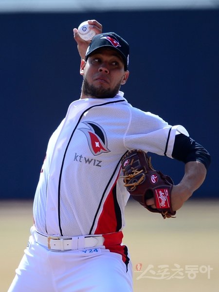 9일 수원kt위즈파크에서 2016시즌 프로야구 시범경기 kt 위즈와 두산 베어스의 경기가 열렸다. kt 선발 피노가 힘차게 공을 던지고 있다. 수원|김진환 기자 kwangshin00@donga.com