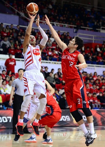 적지에서 열린 4강 PO 1차전에서 승리를 거둔 오리온이 문태종(왼쪽)을 ‘클러치 슈터’로 활용해 끝까지 웃겠다는 다짐이다. 문태종이 8일 울산 동천체육관에서 열린 1차전 도중 모비스 함지훈의 수비를 뚫고 슛을 시도하고 있
다. 울산|김민성 기자 marineboy@donga.com