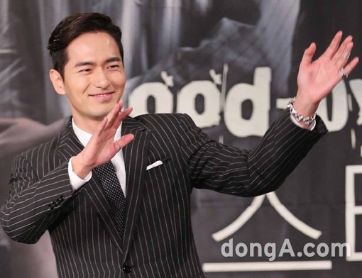 배우 이진욱이 14일 오후 서울 마포구 상암 MBC사옥에서 열린 드라마 ‘미스터 블랙’ 제작발표회에 참석해 포토타임을 하고 있다. 동아닷컴 국경원 기자 onecut@donga.com