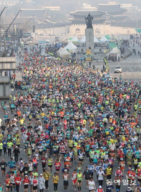 2016 서울국제마라톤대회 겸 제87회 동아마라톤대회 참가자들이 서울 광화문광장 앞을 힘차게 출발하고 있다. 사진=김재명 동아일보 기자 base@donga.com