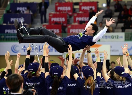 21일 수원실내체육관에서 열린 ‘NH농협 2015-2016 V리그’ 여자부 챔피언결정 3차전 현대건설과 IBK기업은행 경기에서 승리하며 시리즈 전적 3전 3승으로 현대건설이 우승을 차지했다. 현대건설 선수들이 양철호 감독을 헹가래치고 있다. 수원｜김종원기자 won@donga.com