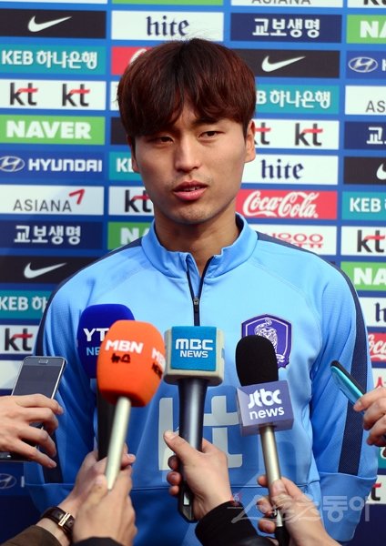 25일과 28일 알제리 올림픽 대표팀과 평가전을 치루는 올림픽 축구대표팀이 22일 파주트레이닝센터에서 훈련을 가졌다. 훈련 전 문창진이 인터뷰를 하고 있다. 파주｜김종원기자 won@donga.com