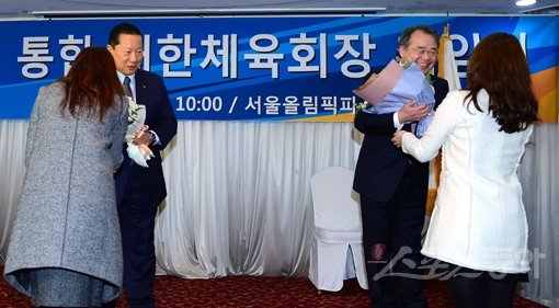 23일 서울 송파구 방이동 올림픽파크텔에서 통합 대한체육회 회장 취임식 및 직원 상견례가 열렸다. 김정행·강영중(오른쪽) 공동회장이 직원들에게 꽃다발을 받고 있다. 이번 행사는 대한체육회와 국민생활체육회의 통합 절차가 완료됨에 따라 김정행·강영중 공동회장이 취임식을 가짐으로써 명실상부한 통합 체육단체로서의 첫발을 디디는 자리다. 잠실｜김진환 기자 kwangshin00@donga.com