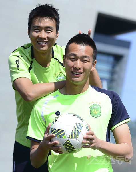 K리그를 대표하는 스트라이커 이동국(뒤)과 김신욱이 올 시즌부터 전북에서 한솥밥을 먹고 있다. 둘은 팀의 2016 아시아축구연맹(AFC) 챔피언스리그 우승을 위해 의기투합했다. 완주|김진환 기자 kwangshin00@donga.com