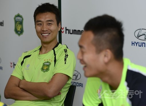 전북 이동국(왼쪽)이 인터뷰하고 있는 후배 김신욱을 바라보며 흐뭇하게 웃고 있다. 완주|김진환 기자 kwangshin00@donga.com