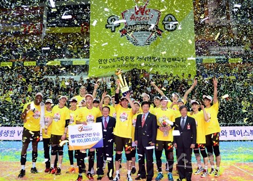 OK저축은행 선수단이 24일 안산 상록수체육관에서 벌어진 ‘NH농협 2015~2016 V리그’ 남자부 챔피언 결정 4차전에서 현대캐피탈을 세트스코어 3-1로 누르고 2년 연속 챔피언에 등극한 뒤 우승트로피를 들고 환호하고 있다. 안산|김민성 기자 marineboy@donga.com