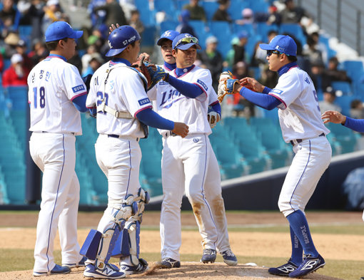 삼성이 2002년 공동 1위 이후 14년 만에 시범경기 1위를 차지했다. 전력누수에도 불구하고, 팀 타율(0.298)과 팀 방어율(3.74) 1위에 오르는 저력을 보였다. 삼성 선수들이 27일 대구 SK전에서 11-1로 대승을 거둔 뒤 기쁨을 나누고 있다. 사진제공|스포츠코리아