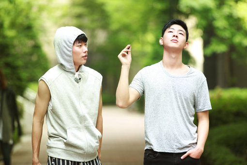 영화 ‘글로리데이’의 류준열(왼쪽)과 지수가 블록버스터 공세에도 신예의 패기와 연기력으로 잔잔한 흥행을 이끌고 있다. 사진은 영화 속 한 장면. 사진제공｜보리픽쳐스