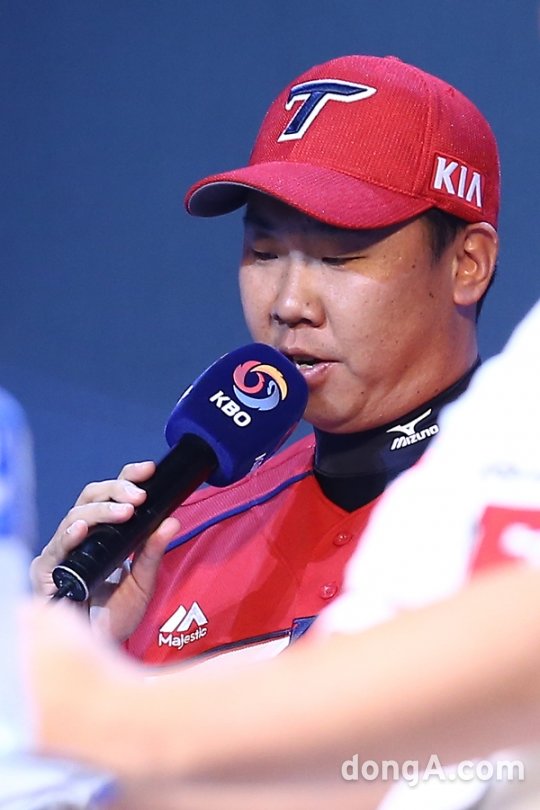 이범호 선수가 18일 오후 서울 용산구 블루스퀘어에서 열린 ‘2016 KBO 미디어데이’에 참석해 질의응답을 하고 있다. 동아닷컴 방지영 기자 doruro@donga.com