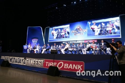 두산 김태형 감독, 김재호, 유희관, 삼성 류중일 감독, 박한이, 차우찬, NC 김경문 감독, 이종욱, 이재학, 넥센 염경엽 감독, 서건창, 김세현, SK 김용희 감독, 김강민, 김광현, 한화 김성근 감독, 정근우, 안영명, KIA 김기태 감독, 이범호, 윤석민, 롯데 조원우 감독, 황재균, 손승락, LG 양상문 감독, 류제국, 박용택, kt 조범현 감독, 박경수, 조무근가 18일 오후 서울 용산구 블루스퀘어에서 열린 ‘2016 KBO 미디어데이’에 참석하고 있다. 동아닷컴 방지영 기자 doruro@donga.com