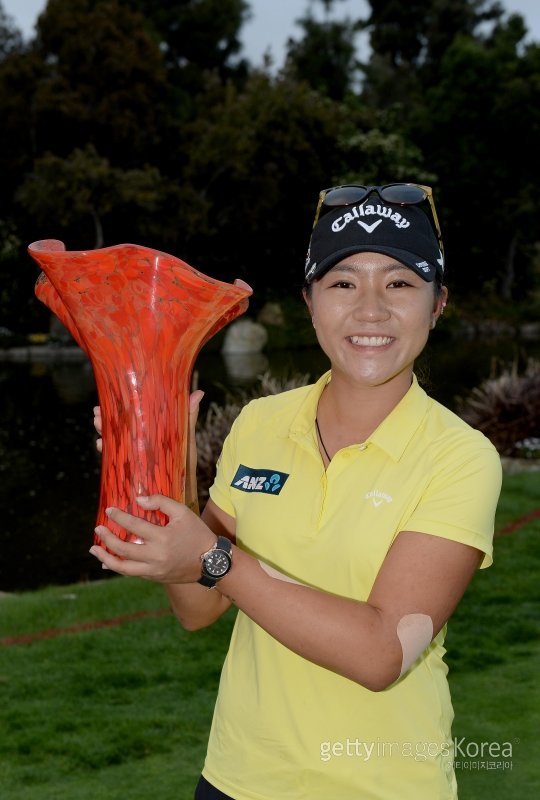 여자골프 세계랭킹 1위 리디아 고가 28일(한국시간) 미국 캘리포니아주 칼즈배드의 아비아라골프장에서 열린 LPGA 투어 기아클래식에서 박인비와 박성현의 추격을 뿌리치고 시즌 첫 우승을 차지했다. 우승트로피를 들고 활짝 웃고 있는 리디아 고. 사진=ⓒGettyimages이매진스