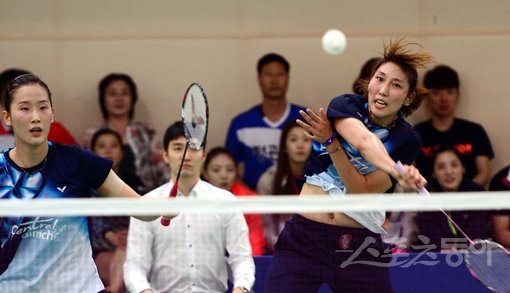 2016 전국봄철종별배드민턴리그전이 29일부터 경북 김천에서 펼쳐진다. 경북배드민턴협회가 주관하고 대한배드민턴협회, 김천시, 김천시체육회가 후원하는 이번 대회에는 남녀 초·중·고, 대학, 일반부에 총 252개 팀 2000여명의 선수가 출전한다. 지난 시즌 가장 많은 우승을 차지한 여자일바부 김천시청 이효정(오른쪽)의 성적에도 관심이 쏠린다. 스포츠동아DB