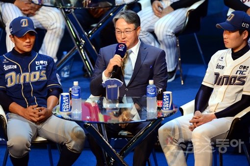 28일 서울 블루스퀘어 삼성카드홀에서 ‘2016 타이어뱅크 KBO리그’ 미디어데이가 열렸다. NC 김경문 감독이 개막을 앞두고 출사표를 밝히고 있다. 김민성 기자 marineboy@donga.com
